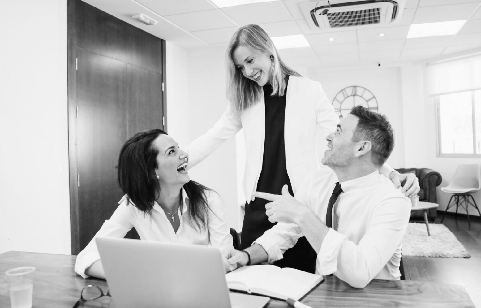 Diskussion über Finanzstrategien im Team